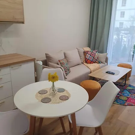 Apartment Colorful Apartament 2 Pokojowy Z Malym Ogrodkiem W Warszawie